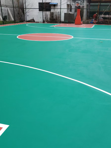 保城镇 球场长期使用易出现地面开裂
